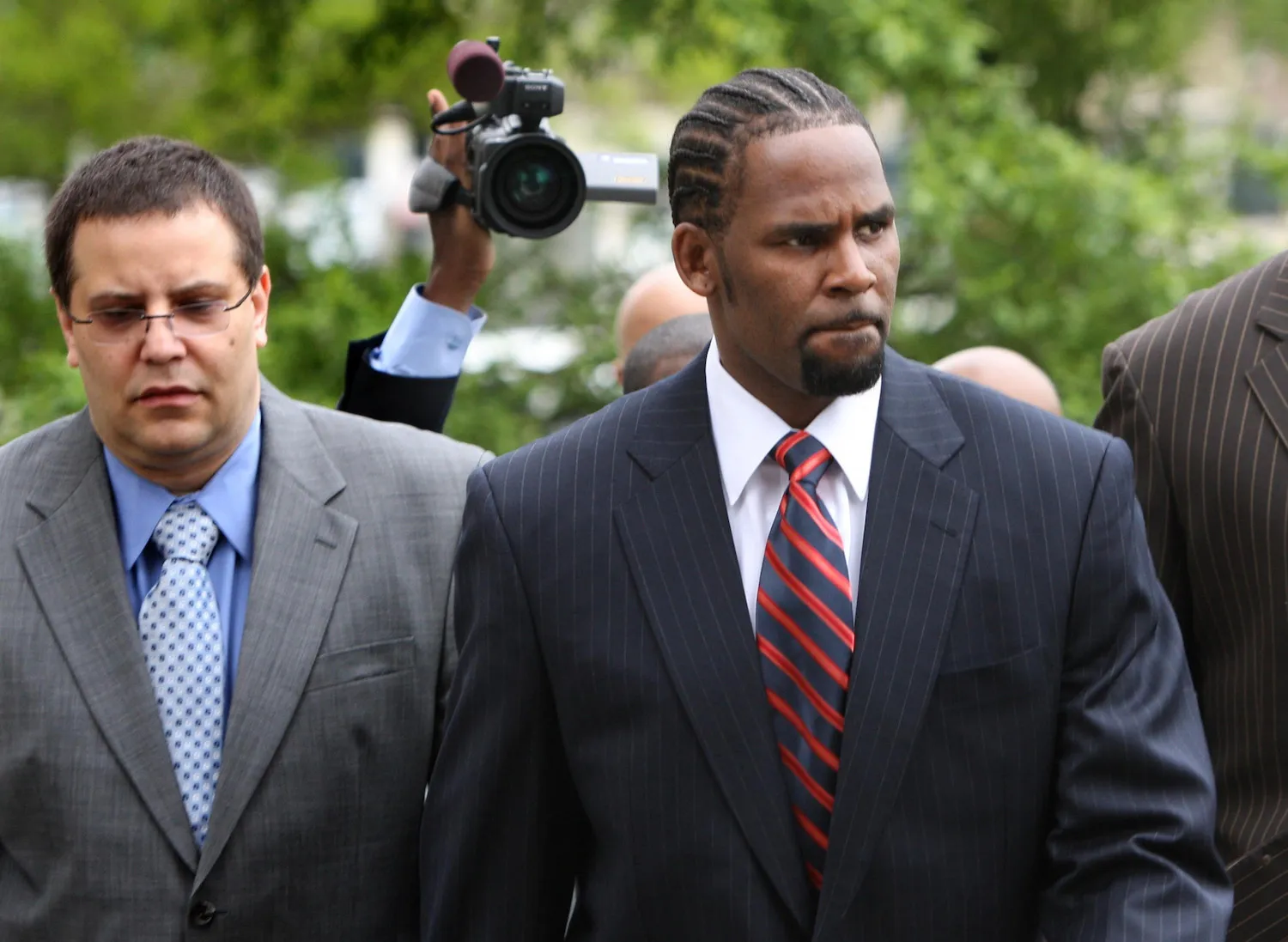 R. Kelly in a suit with his manager in 2008 as they head into court